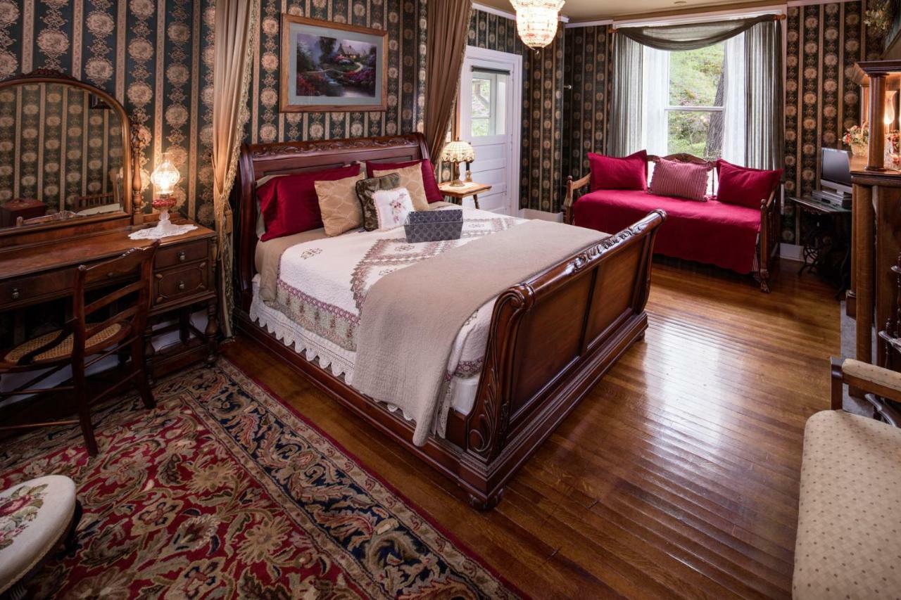 ガリーナ The Steamboat House Bed & Breakfast エクステリア 写真